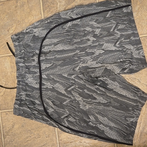 Lululemon Athletic Shorts Men's M - Picture 3 of 5